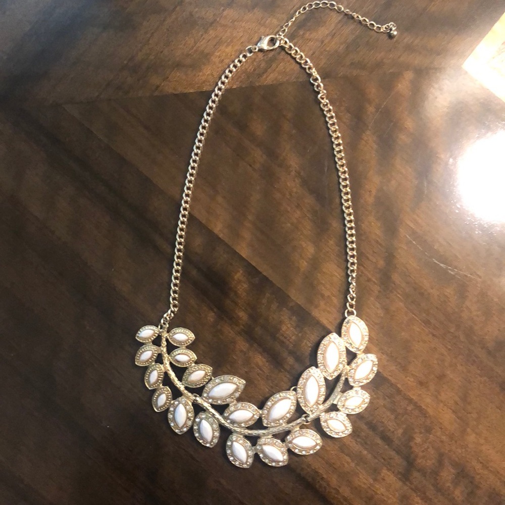 Light pink/beige gold necklace